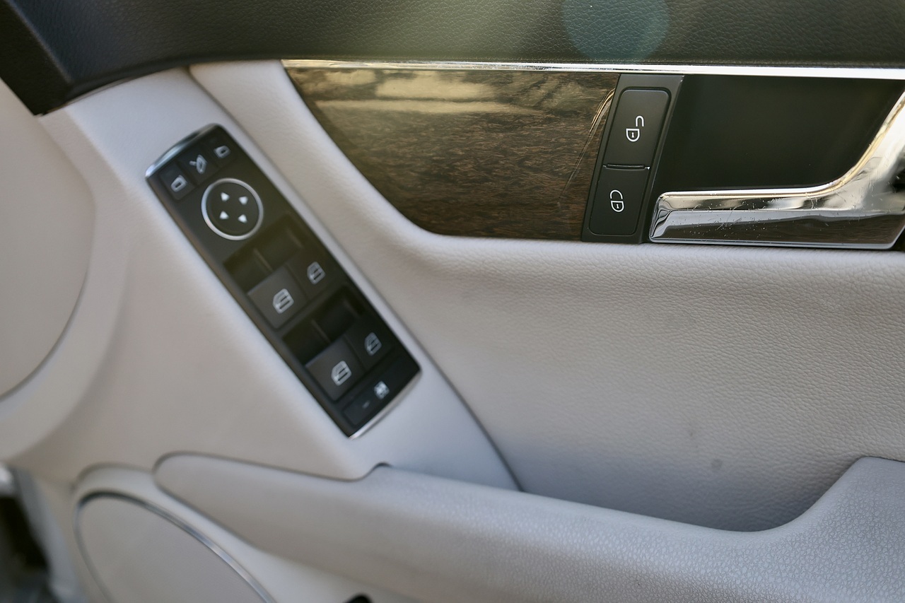 Mercedes-Benz C350 CDI Elegance 2 Former Keepers + Just Serviced by MB + New Sub-Frame by Mercedes - Large 16