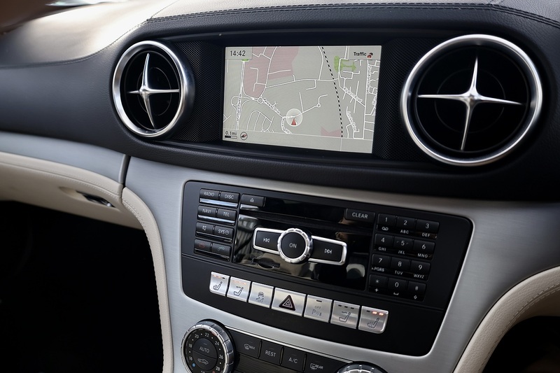 Mercedes-Benz SL 400 AMG Sport Panoramic Roof + AirScarf + Harmon Kardon Image 16