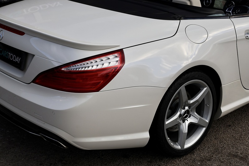 Mercedes-Benz SL 400 AMG Sport Panoramic Roof + AirScarf + Harmon Kardon Image 25