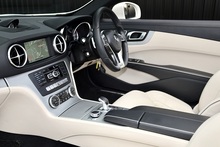 Mercedes-Benz SL 400 AMG Sport Panoramic Roof + AirScarf + Harmon Kardon - Thumb 7