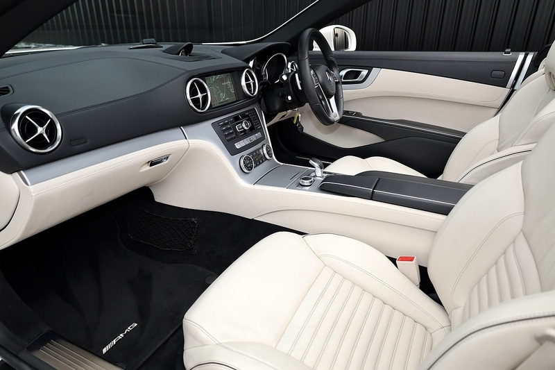 Mercedes-Benz SL 400 AMG Sport Panoramic Roof + AirScarf + Harmon Kardon Image 2