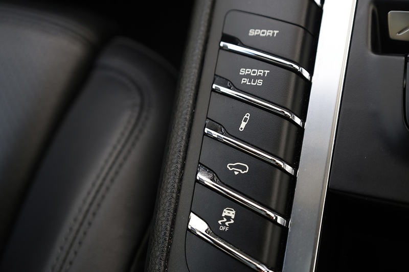 Porsche Macan Turbo 2 Former Keepers + Pano Roof + Air Suspension + Digital TV Image 16