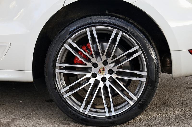 Porsche Macan Turbo 2 Former Keepers + Pano Roof + Air Suspension + Digital TV Image 44