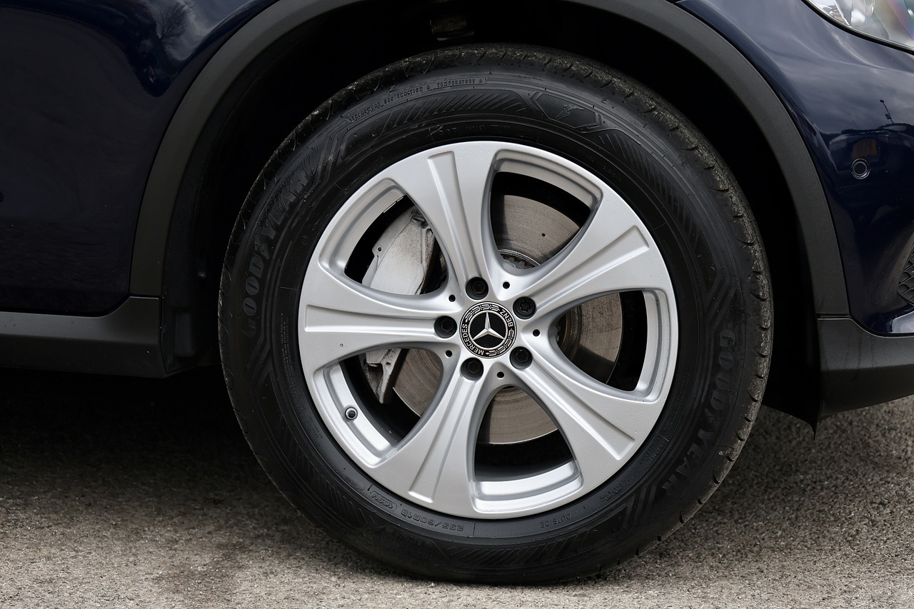 Mercedes-Benz GLC 250d Sport 1 Owner + 4Matic + Premium Plus Pack + Driving Assistance Pack - Large 43