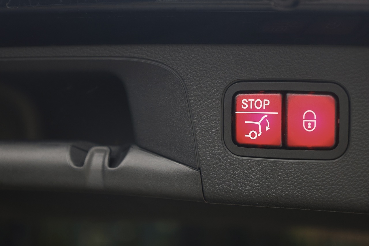 Mercedes-Benz GLC 250d Sport 1 Owner + 4Matic + Premium Plus Pack + Driving Assistance Pack - Large 20