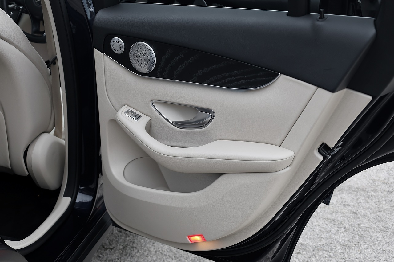 Mercedes-Benz GLC 250d Sport 1 Owner + 4Matic + Premium Plus Pack + Driving Assistance Pack - Large 23