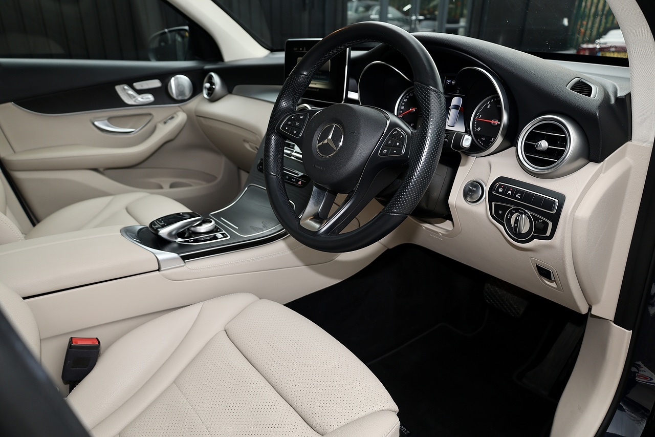 Mercedes-Benz GLC 250d Sport 1 Owner + 4Matic + Premium Plus Pack + Driving Assistance Pack - Large 6