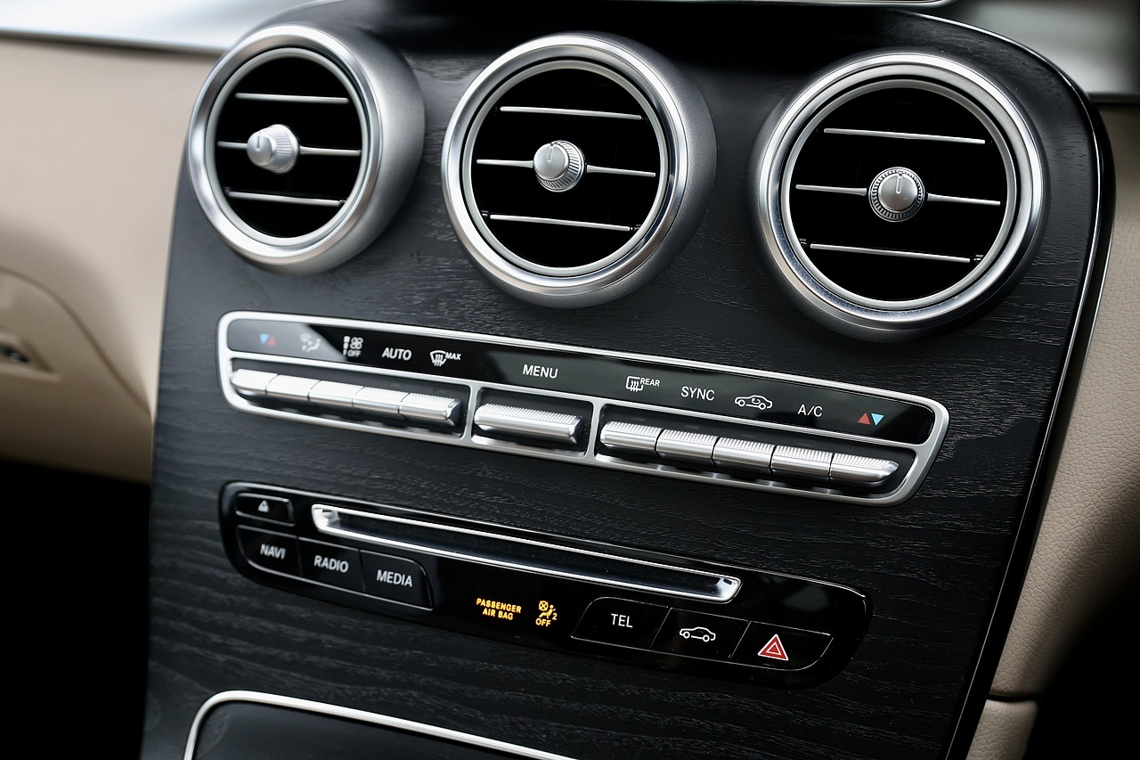 Mercedes-Benz GLC 250d Sport 1 Owner + 4Matic + Premium Plus Pack + Driving Assistance Pack - Large 32