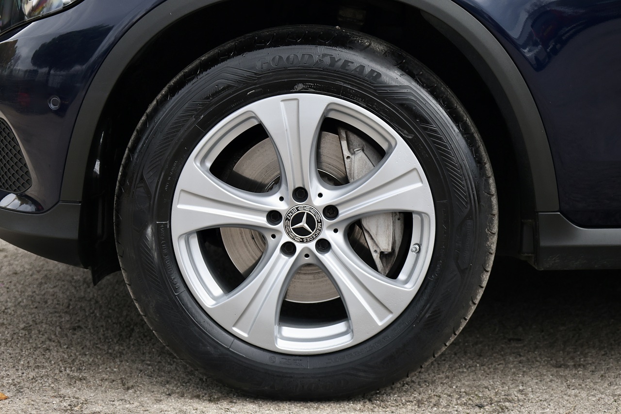 Mercedes-Benz GLC 250d Sport 1 Owner + 4Matic + Premium Plus Pack + Driving Assistance Pack - Large 42