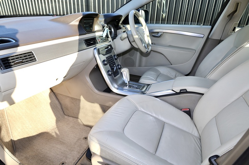 Volvo XC70 D5 SE AWD 2 Former Keepers + Full Main Dealer History Image 2