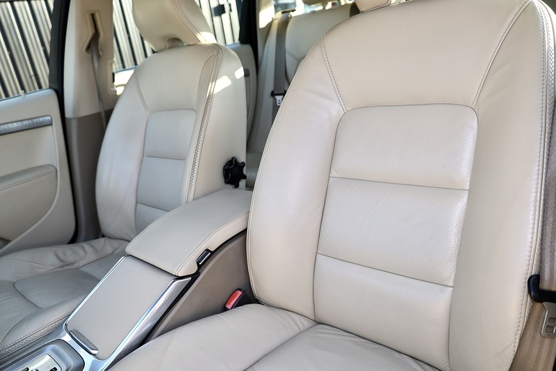 Volvo XC70 D5 SE AWD 2 Former Keepers + Full Main Dealer History Image 6