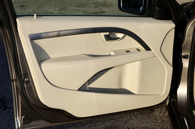 Volvo XC70 D5 SE AWD 2 Former Keepers + Full Main Dealer History Image 9