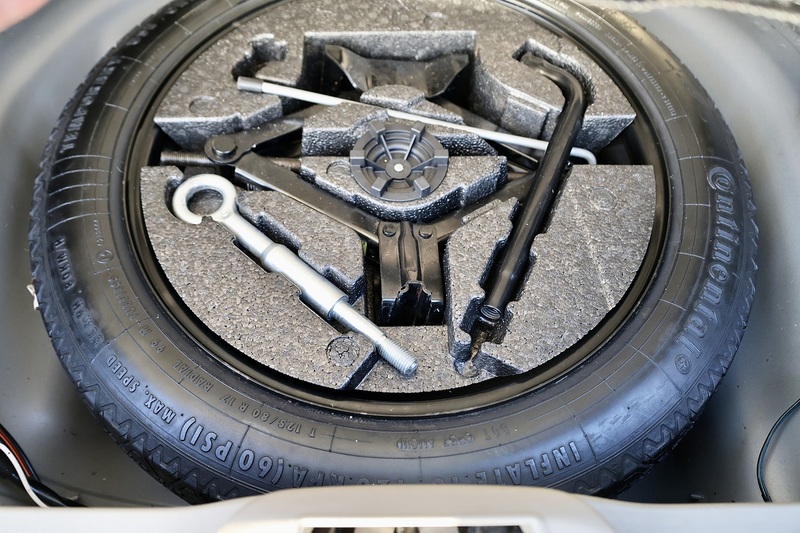 Volvo XC70 D5 SE AWD 2 Former Keepers + Full Main Dealer History Image 11