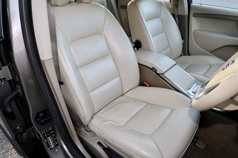 Volvo XC70 D5 SE AWD 2 Former Keepers + Full Main Dealer History Image 8