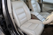 Volvo XC70 D5 SE AWD 2 Former Keepers + Full Main Dealer History - Thumb 8