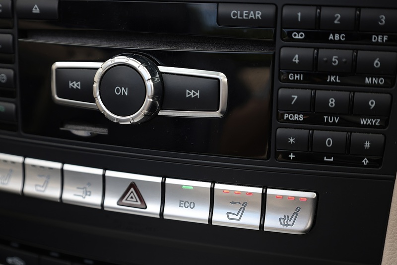 Mercedes-Benz E250 CDI AMG Sport Convertible Rare Spec + Blue Roof + Air Scarf + Heated Seats + Reverse Cam Image 21