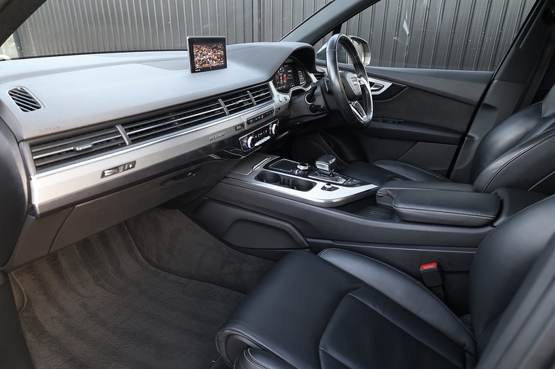 Audi SQ7 V8 TDI Panoramic Roof + Black Styling Pack + Technology Pack Image 2
