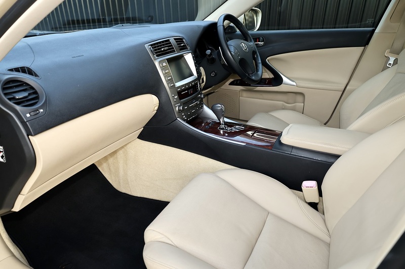 Lexus IS 250 SE-L 1 Former Keeper + 18 Lexus Main Dealer Services Image 2