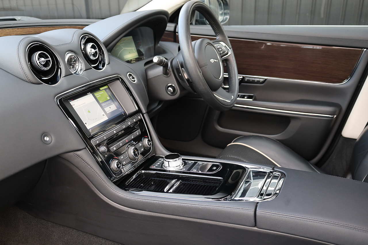 Jaguar XJ Premium Luxury XJ Premium Luxury 3.0 4dr Saloon Automatic Diesel - Large 7