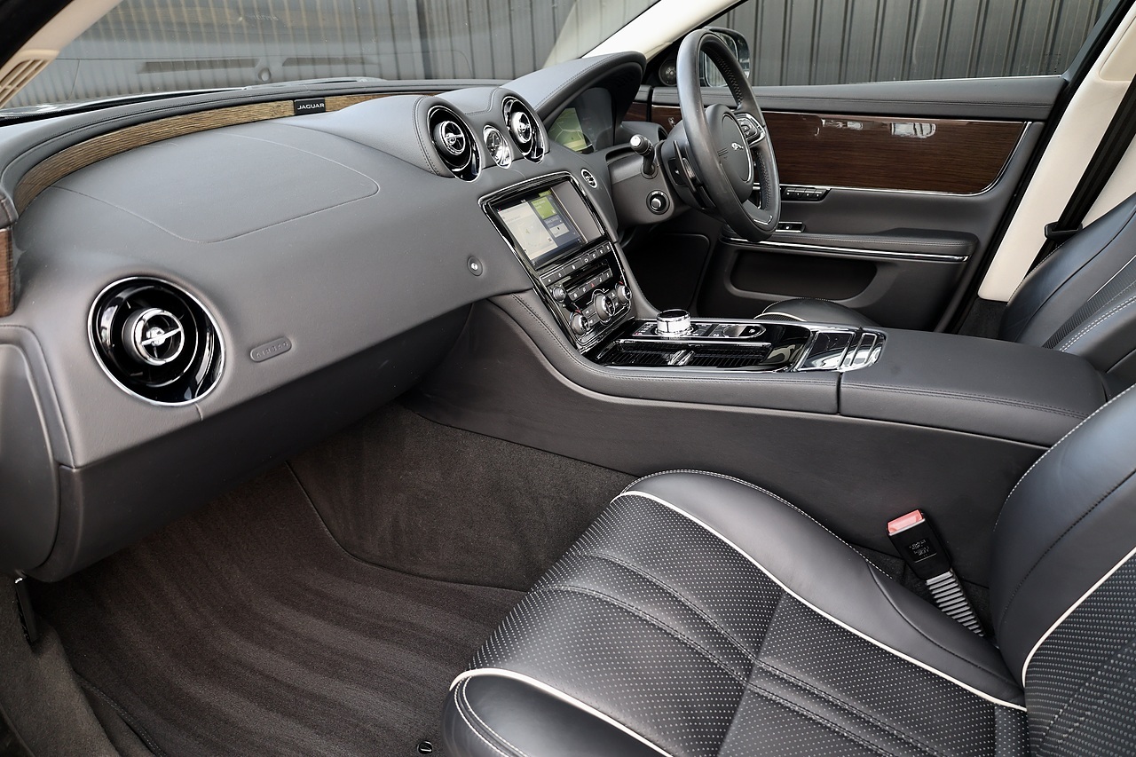 Jaguar XJ Premium Luxury XJ Premium Luxury 3.0 4dr Saloon Automatic Diesel - Large 2