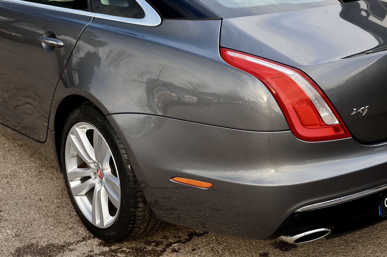 Jaguar XJ Premium Luxury XJ Premium Luxury 3.0 4dr Saloon Automatic Diesel - Large 17