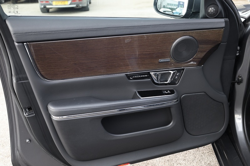 Jaguar XJ Premium Luxury XJ Premium Luxury 3.0 4dr Saloon Automatic Diesel Image 30
