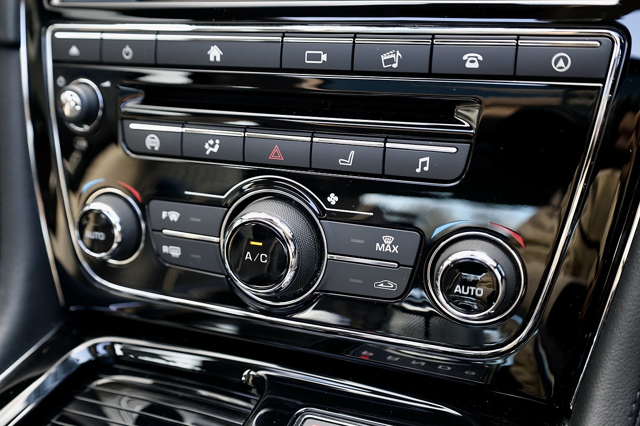 Jaguar XJ Premium Luxury XJ Premium Luxury 3.0 4dr Saloon Automatic Diesel - Large 31