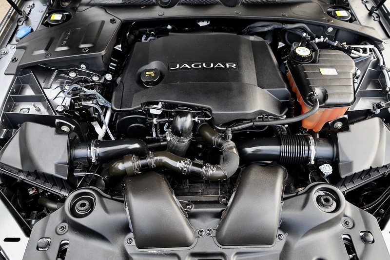 Jaguar XJ Premium Luxury XJ Premium Luxury 3.0 4dr Saloon Automatic Diesel Image 32