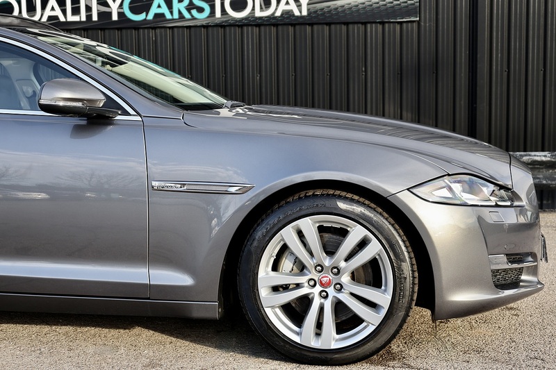 Jaguar XJ Premium Luxury XJ Premium Luxury 3.0 4dr Saloon Automatic Diesel Image 21