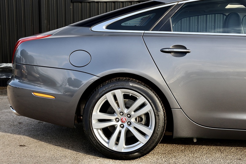 Jaguar XJ Premium Luxury XJ Premium Luxury 3.0 4dr Saloon Automatic Diesel Image 20