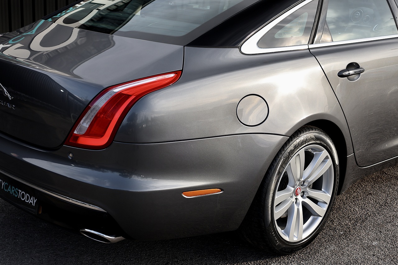 Jaguar XJ Premium Luxury XJ Premium Luxury 3.0 4dr Saloon Automatic Diesel - Large 19