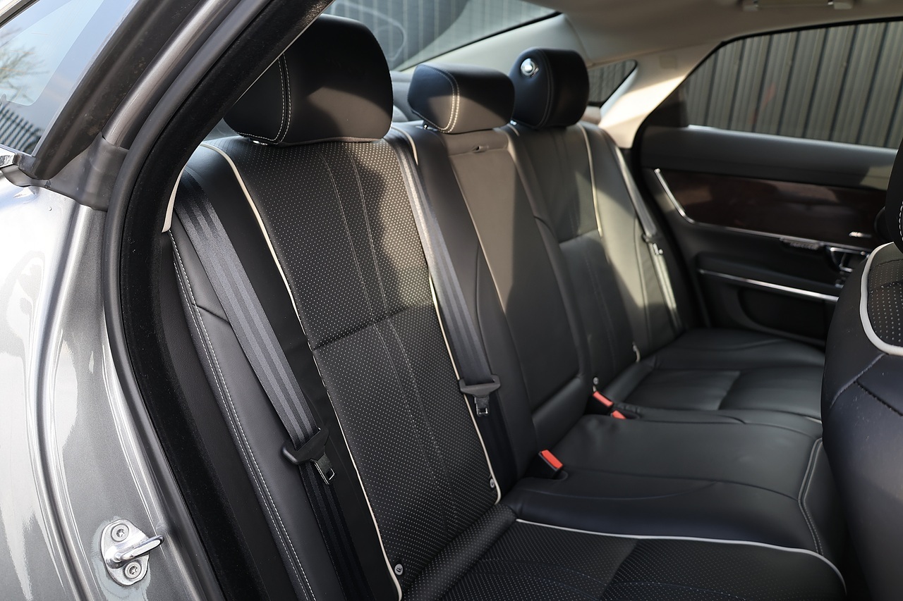 Jaguar XJ Premium Luxury XJ Premium Luxury 3.0 4dr Saloon Automatic Diesel - Large 13