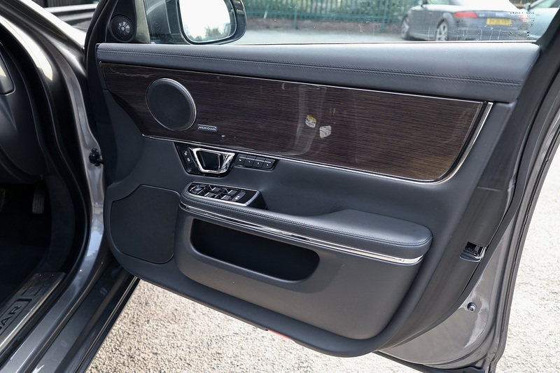 Jaguar XJ Premium Luxury XJ Premium Luxury 3.0 4dr Saloon Automatic Diesel Image 29