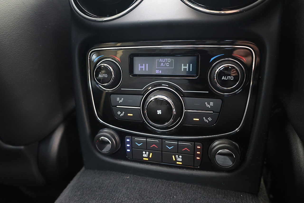 Jaguar XJ Premium Luxury XJ Premium Luxury 3.0 4dr Saloon Automatic Diesel - Large 38