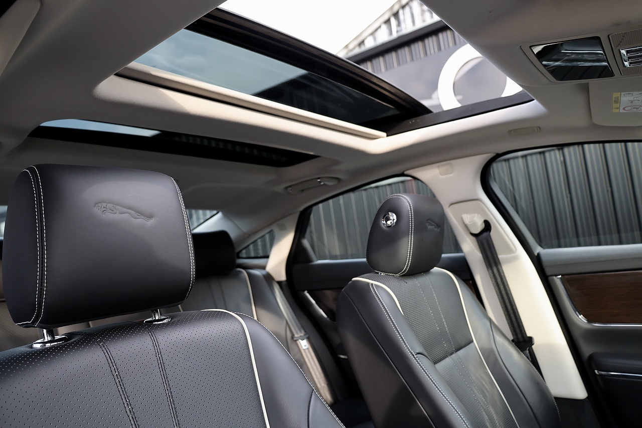 Jaguar XJ Premium Luxury XJ Premium Luxury 3.0 4dr Saloon Automatic Diesel - Large 10