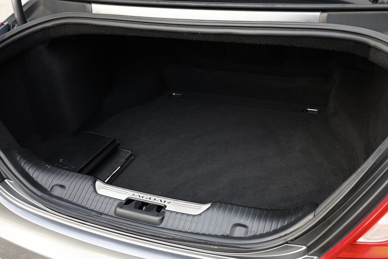 Jaguar XJ Premium Luxury XJ Premium Luxury 3.0 4dr Saloon Automatic Diesel Image 39