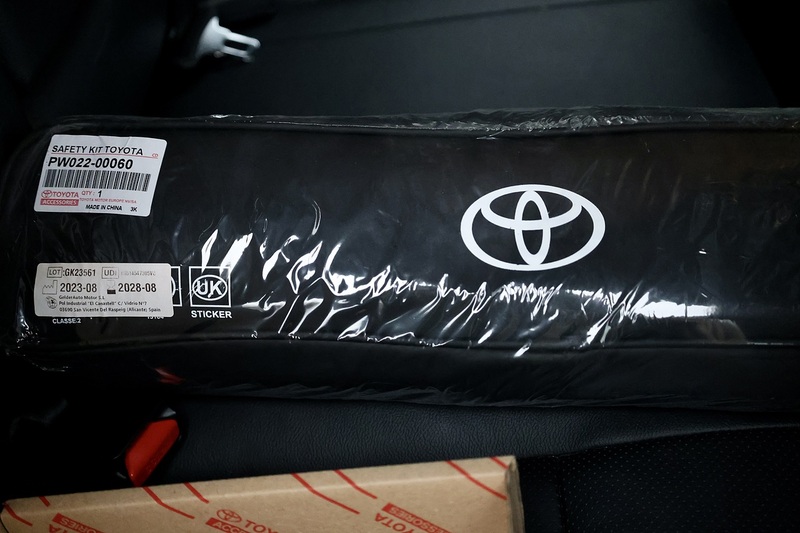 Toyota Hilux Invincible X Owned by Ourselves from New + Toyota Warranty + Exceptional Image 25