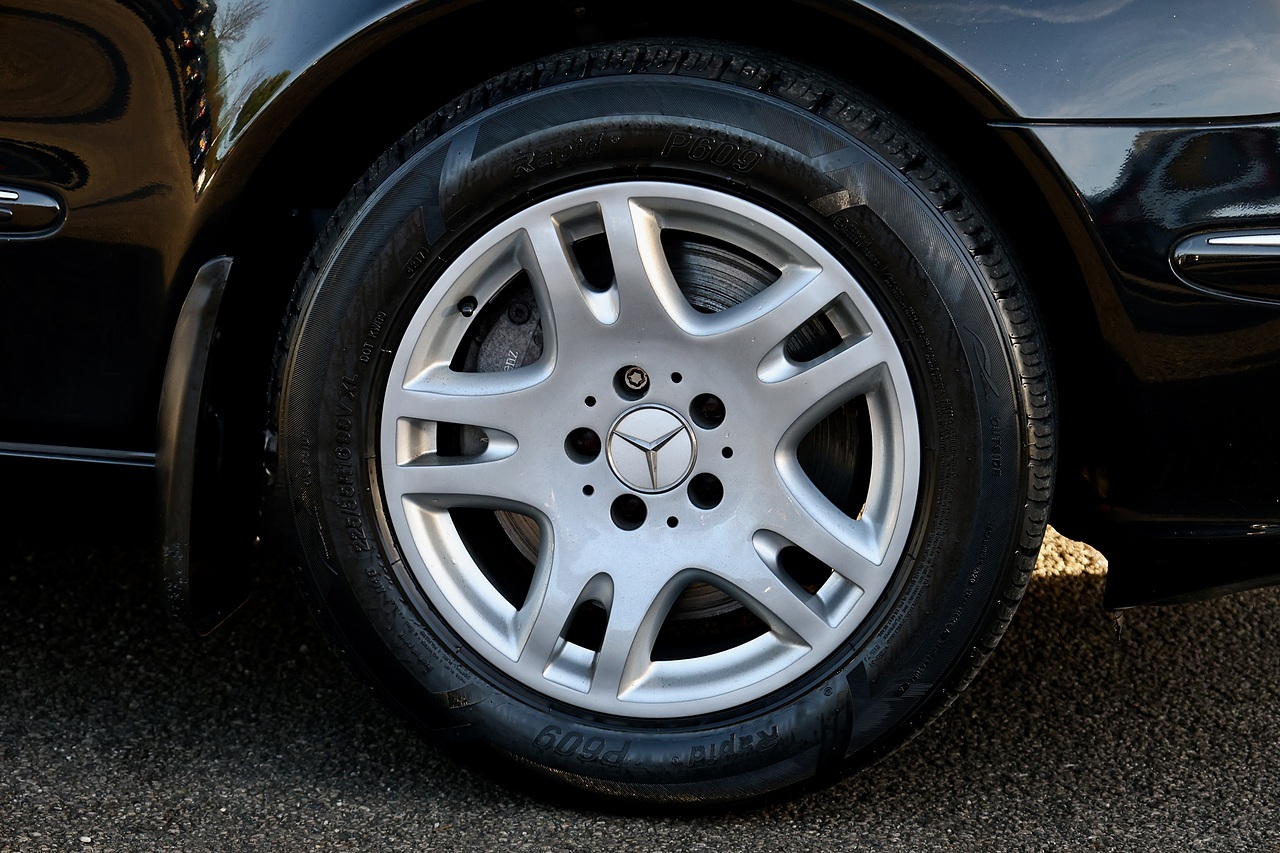 Mercedes-Benz E350 Elegance 1 Former Keeper + 46k Miles + COMAND + Heated / Memory Seats - Large 29