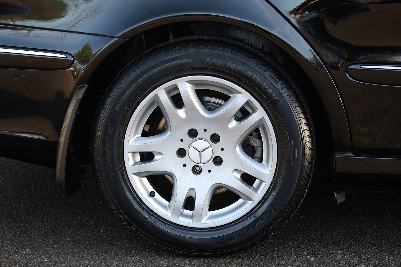 Mercedes-Benz E350 Elegance 1 Former Keeper + 46k Miles + COMAND + Heated / Memory Seats - Large 30