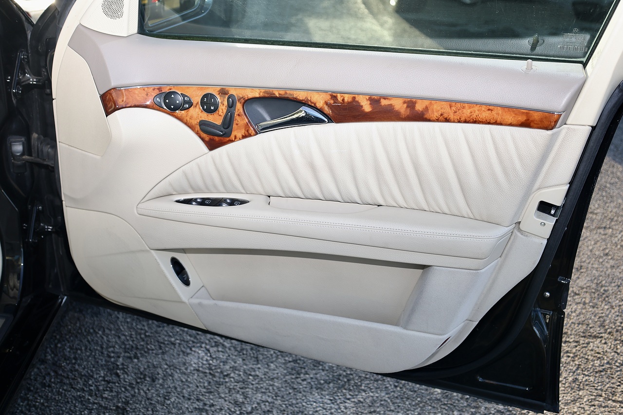 Mercedes-Benz E350 Elegance 1 Former Keeper + 46k Miles + COMAND + Heated / Memory Seats - Large 19