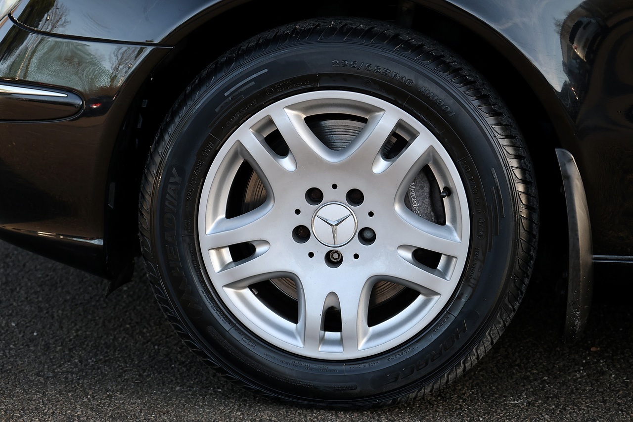 Mercedes-Benz E350 Elegance 1 Former Keeper + 46k Miles + COMAND + Heated / Memory Seats - Large 27