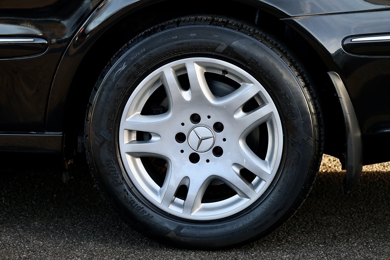 Mercedes-Benz E350 Elegance 1 Former Keeper + 46k Miles + COMAND + Heated / Memory Seats - Large 28