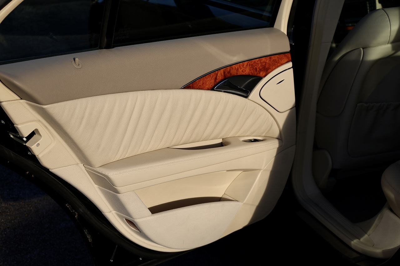 Mercedes-Benz E350 Elegance 1 Former Keeper + 46k Miles + COMAND + Heated / Memory Seats - Large 31