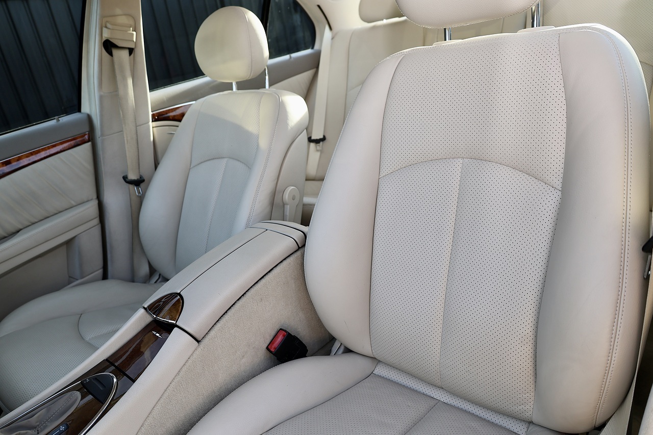 Mercedes-Benz E350 Elegance 1 Former Keeper + 46k Miles + COMAND + Heated / Memory Seats - Large 34