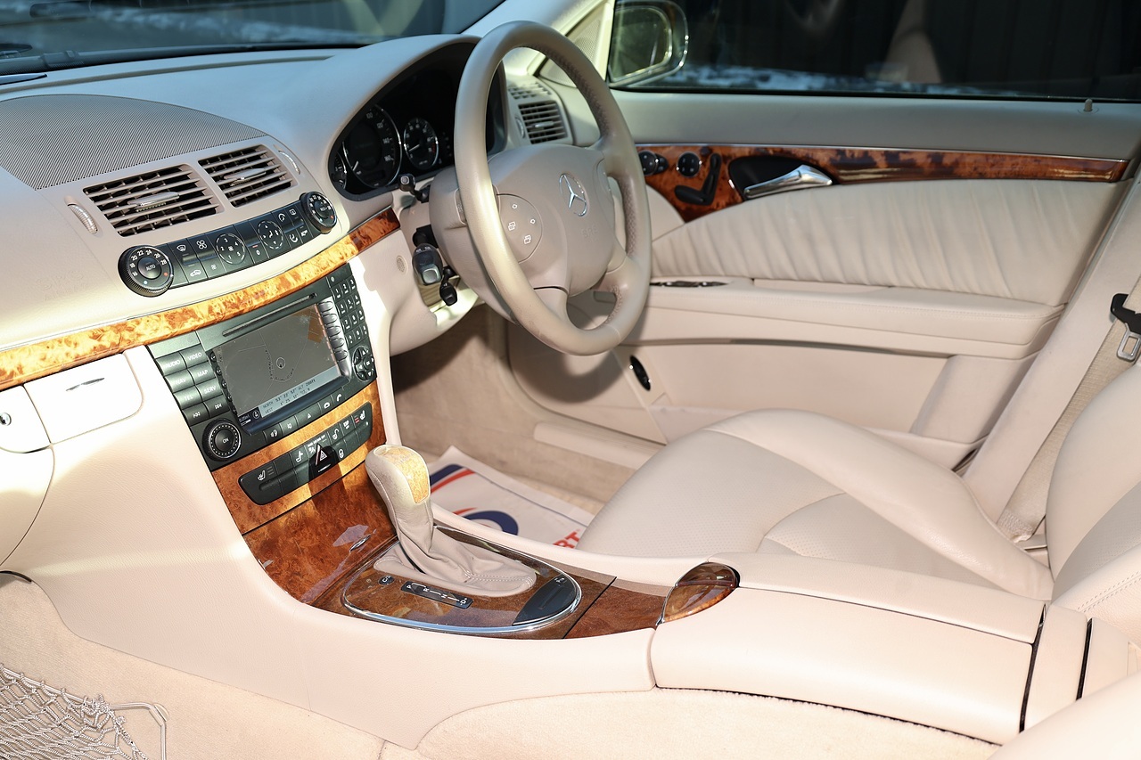 Mercedes-Benz E350 Elegance 1 Former Keeper + 46k Miles + COMAND + Heated / Memory Seats - Large 10