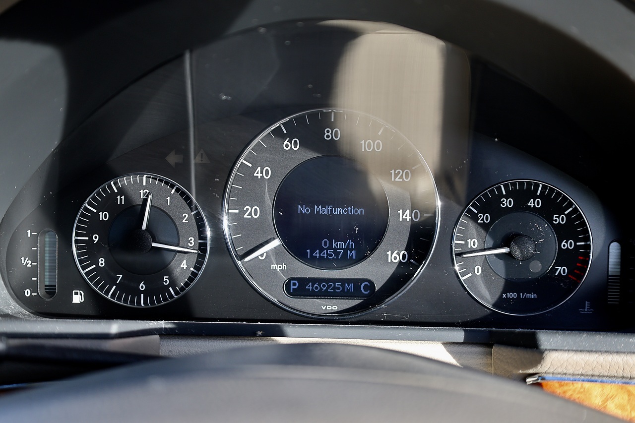 Mercedes-Benz E350 Elegance 1 Former Keeper + 46k Miles + COMAND + Heated / Memory Seats - Large 37