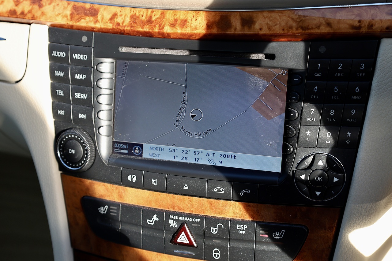 Mercedes-Benz E350 Elegance 1 Former Keeper + 46k Miles + COMAND + Heated / Memory Seats - Large 39