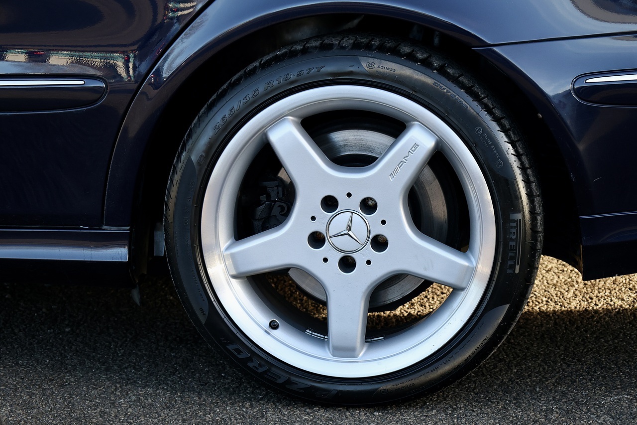 Mercedes-Benz E500 Avantgarde Full Mercedes Main Dealer History + Very Rare - Large 25