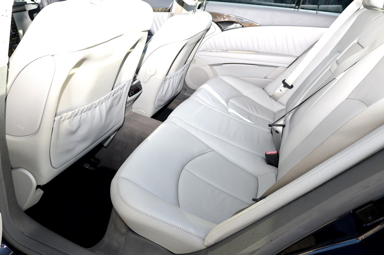 Mercedes-Benz E500 Avantgarde Full Mercedes Main Dealer History + Very Rare - Large 12