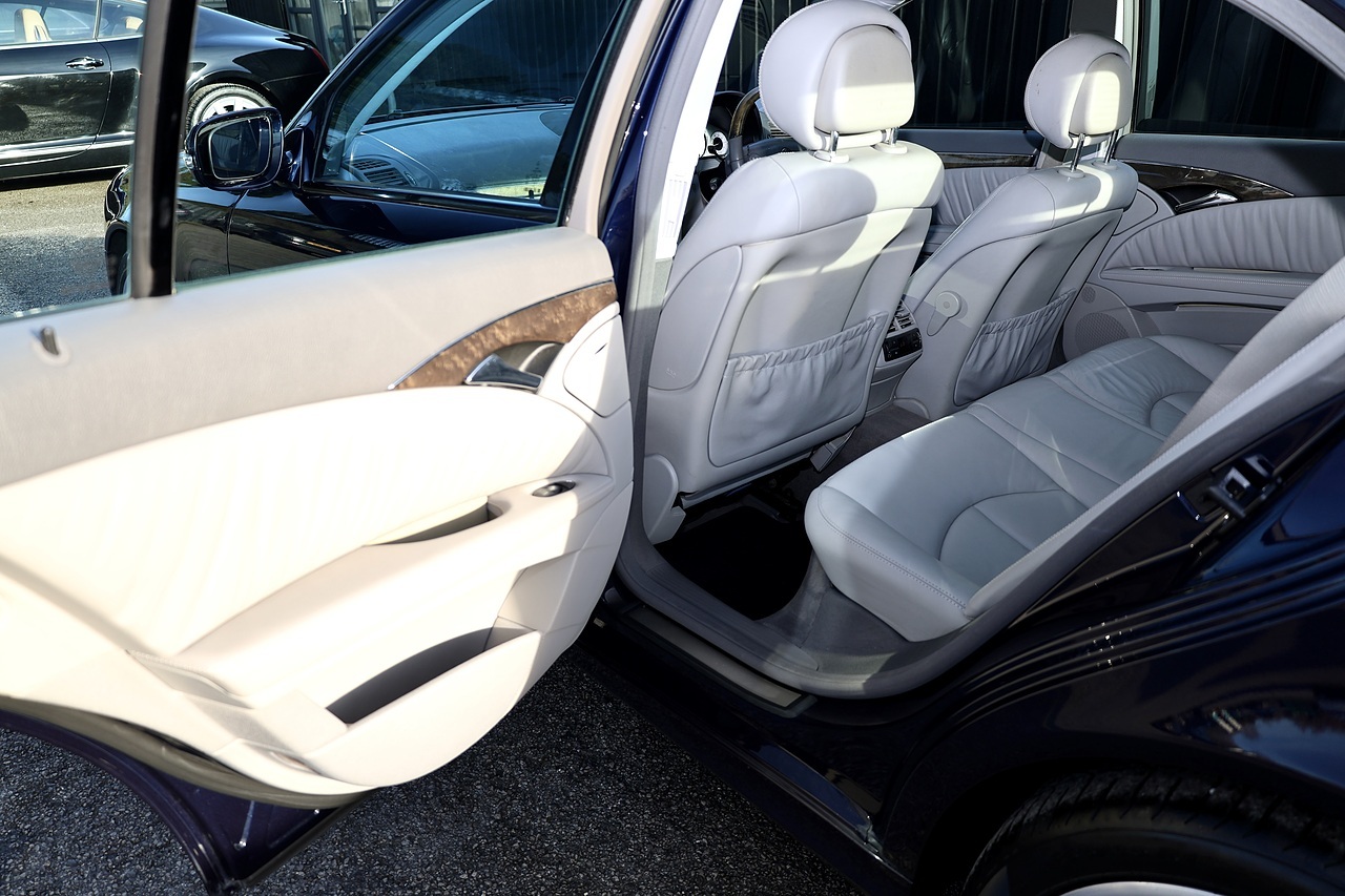 Mercedes-Benz E500 Avantgarde Full Mercedes Main Dealer History + Very Rare - Large 28